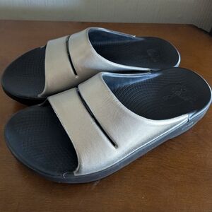 Oofos OOmega OOahh Platform Recovery Slide W 7 EU 38 Latte Comfort Foam Metallic